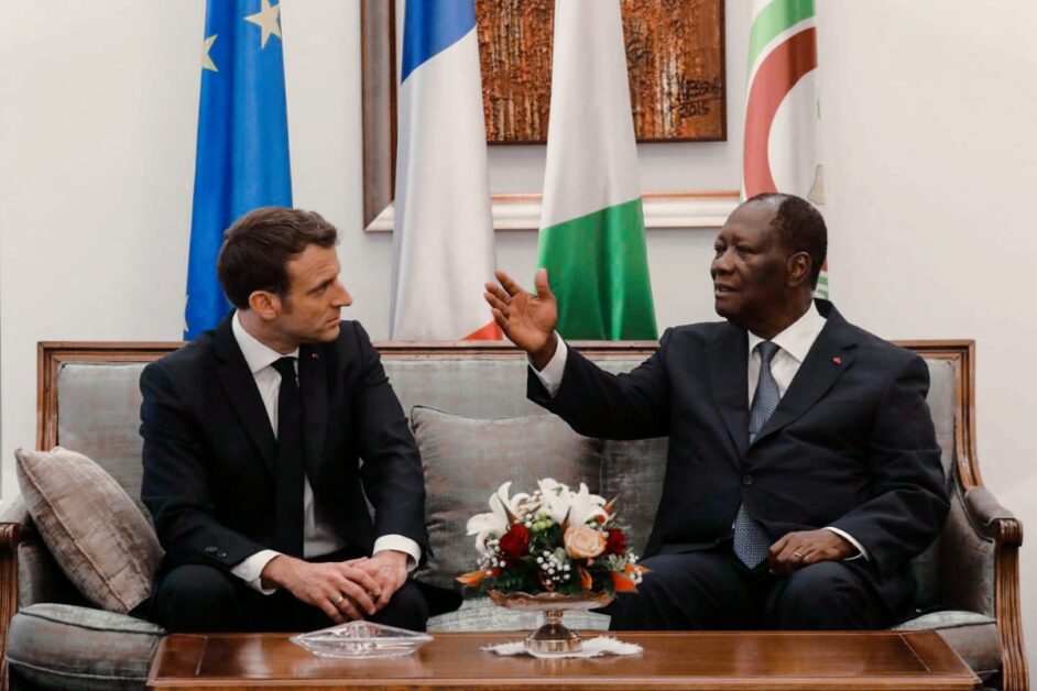 Coup d’État au Niger : Alassane Ouattara à l’Élysée.