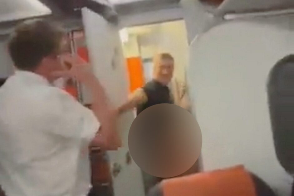 Un couple pris en flagrant délit de rapport s3xuel dans les toilettes d’un avion