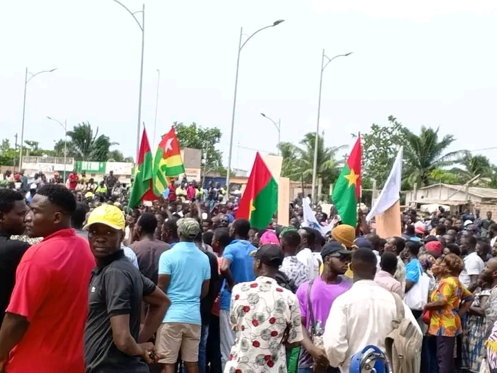 Soutien massif à Faure Gnassingbé : Des Burkinabè manifestent à Lomé